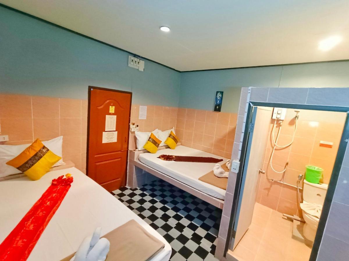 Out! A Radically Inclusive Beach Hostel By Wild & Wandering Haad Rin Camera foto